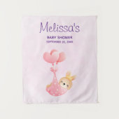 ハートのブランケットに包まれたかわいい赤ちゃんウサギのベビーシャワー タペストリー (正面)