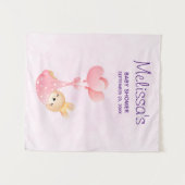 ハートのブランケットに包まれたかわいい赤ちゃんウサギのベビーシャワー タペストリー (正面(横))