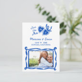 ハートのロケット カスタム写真イニシャル Save the Date ポストカード (スタンド正面)