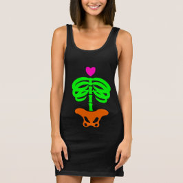 ハートの不気味な可愛らしい漫画のスケルトン Tシャツ