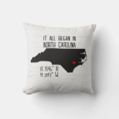 ハートの付いたノースカロライナ州のGPS座標 クッション (正面)
