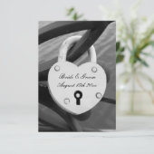 ハートの南京錠と鍵穴の縦の結婚式の写真 エンクロージャーカード (スタンド正面)