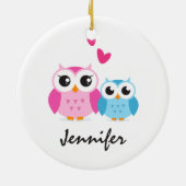 ハートの名前入りな名前のかわいい漫画のフクロウ セラミックオーナメント (裏面)