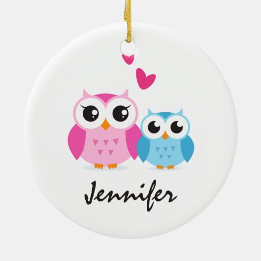 ハートの名前入りな名前のかわいい漫画のフクロウ セラミックオーナメント (裏面)