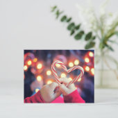 ハートの形のクリスマスキャンデーを握っている子供 シーズンポストカード (スタンド正面)