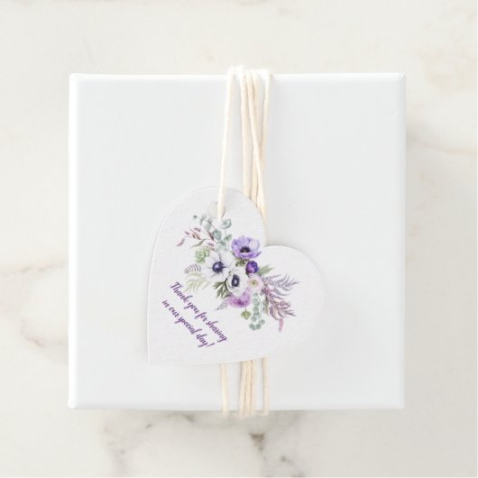 ハートの形をした紫色のラベンダーホワイトフローラ フェイバータグ (インサイチュ)