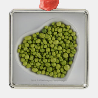 ハートの形ボールの緑の小石のクローズアップ メタルオーナメント