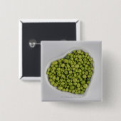 ハートの形ボールの緑の小石のクローズアップ 缶バッジ (正面&裏面)