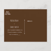 ハートの彫刻が施された木の幹の素朴なSave The Date 案内ポストカード (裏面)