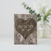 ハートの彫刻が施された木の幹の素朴なSave The Date 案内ポストカード (スタンド正面)