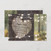 ハートの彫刻が施された木の結婚式 | ラスティックなストリングライト エンクロージャーカード (正面/裏面)