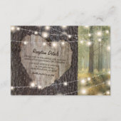 ハートの彫刻が施された木の結婚式 | ラスティックなストリングライト エンクロージャーカード (正面)