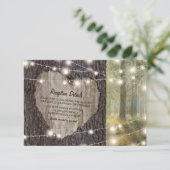 ハートの彫刻が施された木の結婚式 | ラスティックなストリングライト エンクロージャーカード (スタンド正面)