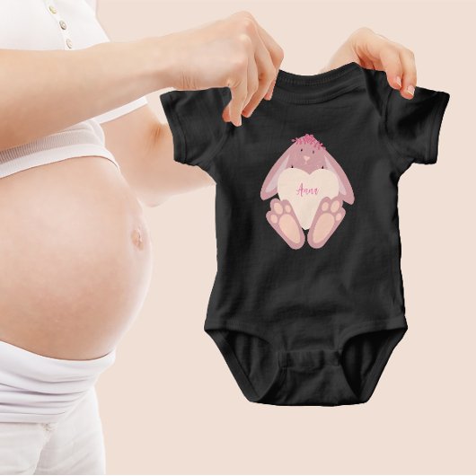 ハートの愛らしい女の子うさぎパステルピンク ベビーボディスーツ