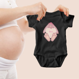 ハートの愛らしい女の子のウサギ パステルピンク ベビーボディスーツ