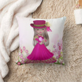 ハートの枕を握っているかわいらしいブロンドのプリンセスの女の子 クッション (ブランケット)