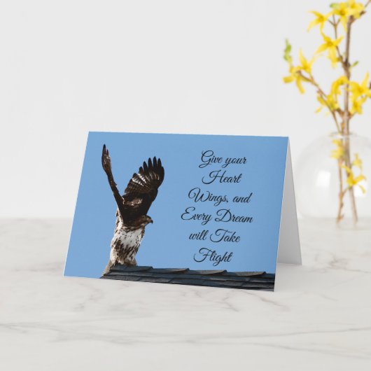 ハートの羽の赤い尾を持つタカの写真 カード (黄色い花)
