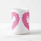 ハートの花のリース – 花弁ピンク コーヒーマグカップ (中央)