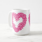ハートの花のリース – 花弁ピンク コーヒーマグカップ (正面左)