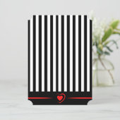 ハートの赤い飾りが付いたバレンタインデーのストライプカード(中身が白) シーズンカード (スタンド正面)