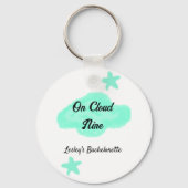ハートの雲の上でパステルグリーンの雲と星の独身最後の夜 キーホルダー (裏面)