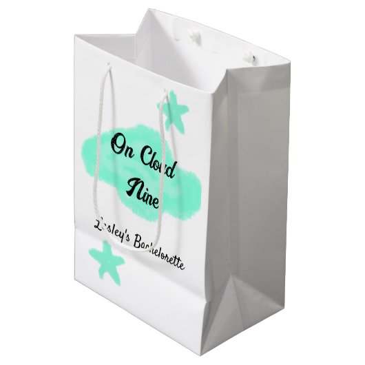 ハートの雲の上でパステルグリーンの雲と星の独身最後の夜 ミディアムペーパーバッグ (正面アングル)