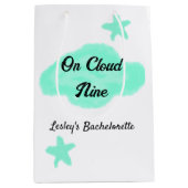 ハートの雲の上でパステルグリーンの雲と星の独身最後の夜 ミディアムペーパーバッグ (正面)