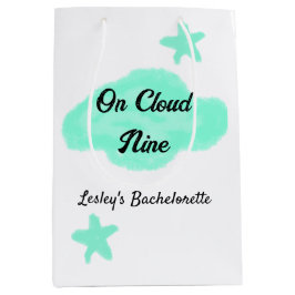 ハートの雲の上でパステルグリーンの雲と星の独身最後の夜 ミディアムペーパーバッグ