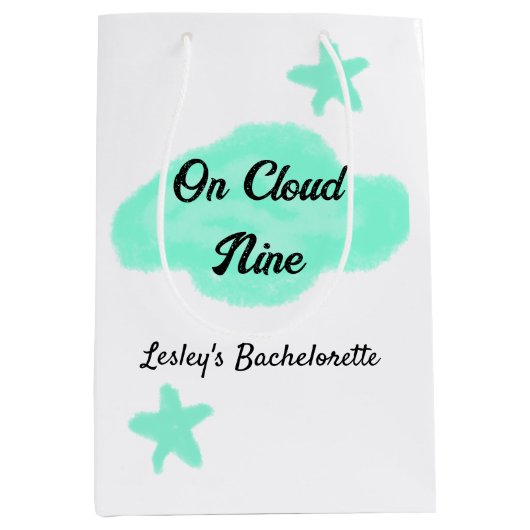 ハートの雲の上でパステルグリーンの雲と星の独身最後の夜 ミディアムペーパーバッグ (正面)