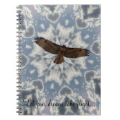 ハートの雲の赤によって後につかれるタカの夢ジャーナル ノートブック (正面)