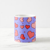 ハートの青い背景のシームレスなパターン コーヒーマグカップ (中央)