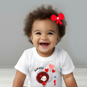 ハートの風船を持つ面白い少女 ベビーTシャツ