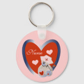ハートのTシャツおよびギフトを持つナースくま キーホルダー (正面)