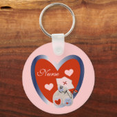 ハートのTシャツおよびギフトを持つナースくま キーホルダー (正面)