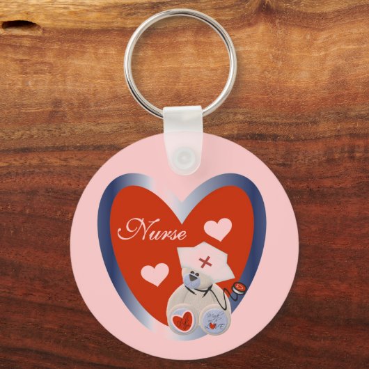 ハートのTシャツおよびギフトを持つナースくま キーホルダー (正面)