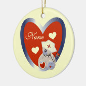 ハートのTシャツおよびギフトを持つナースくま セラミックオーナメント (左)