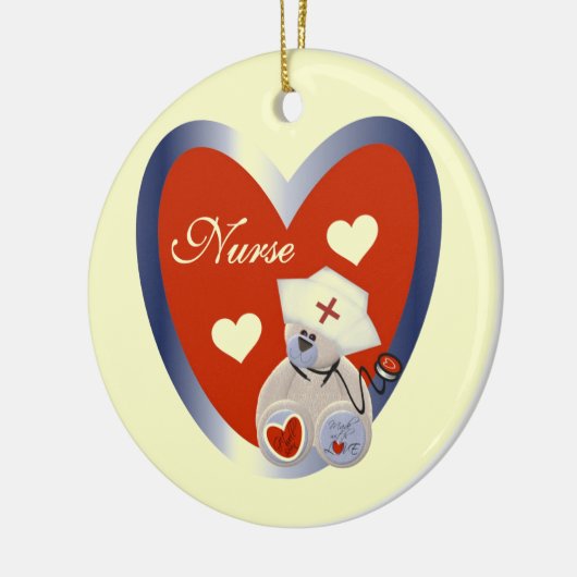ハートのTシャツおよびギフトを持つナースくま セラミックオーナメント (左)