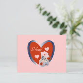 ハートのTシャツおよびギフトを持つナースくま ポストカード (スタンド正面)