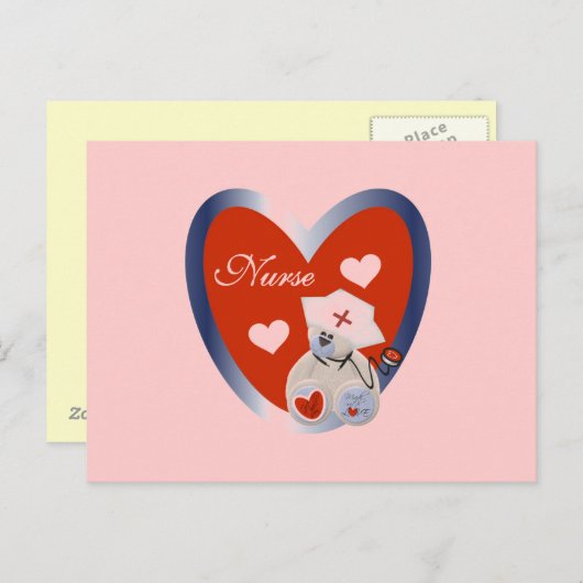 ハートのTシャツおよびギフトを持つナースくま ポストカード (正面/裏面)
