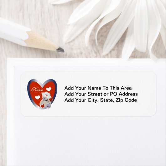 ハートのTシャツおよびギフトを持つナースくま ラベル (インサイチュ)