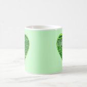 ハートのTシャツおよびギフトを持つ幸せなO'Birthday コーヒーマグカップ (中央)