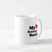 ハートはサラのものだ コーヒーマグカップ (正面右)