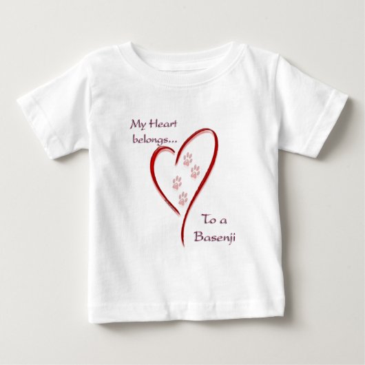 ハートはバセンジに属し、ラブバセンジ ベビーTシャツ (正面)