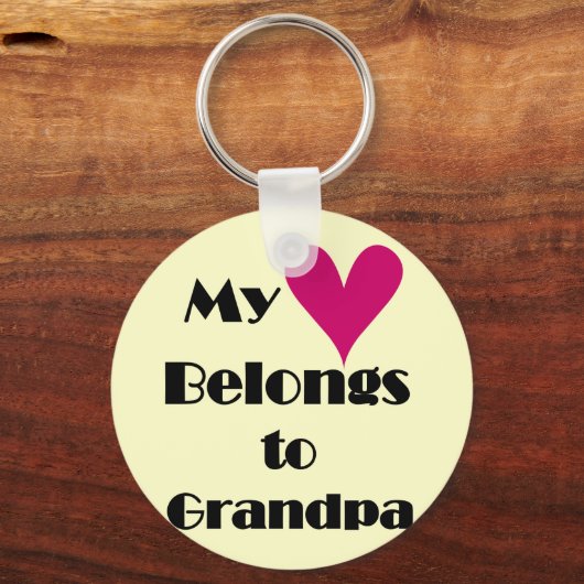 ハートはTシャツとギフトに属する キーホルダー (正面)