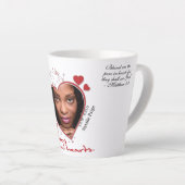 ハートをテーマにした記念碑 カフェラテマグ (右アングル)