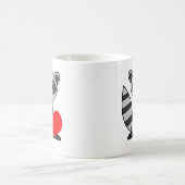 ハートを保持しているかわいい漫画のアライグマ コーヒーマグカップ (中央)