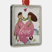 ハートを保持するカップルのクローズアップは形づきます メタルオーナメント (右)