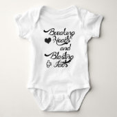ハートを壊し、屁を発破を掛けること ベビーボディスーツ (正面)