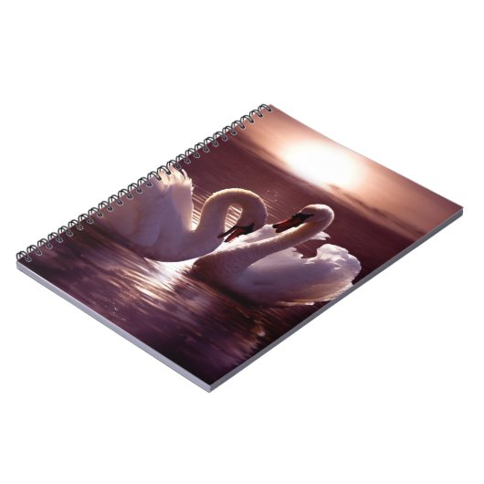 ハートを形作っている愛情のある白鳥 ノートブック (左側)