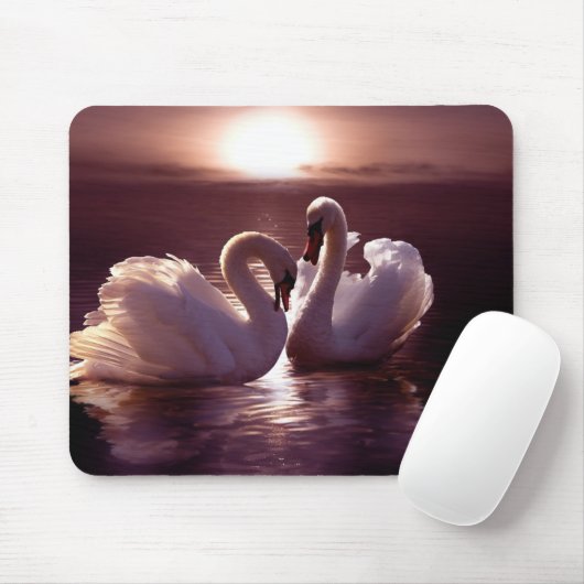 ハートを形作っている愛情のある白鳥 マウスパッド (マウス)